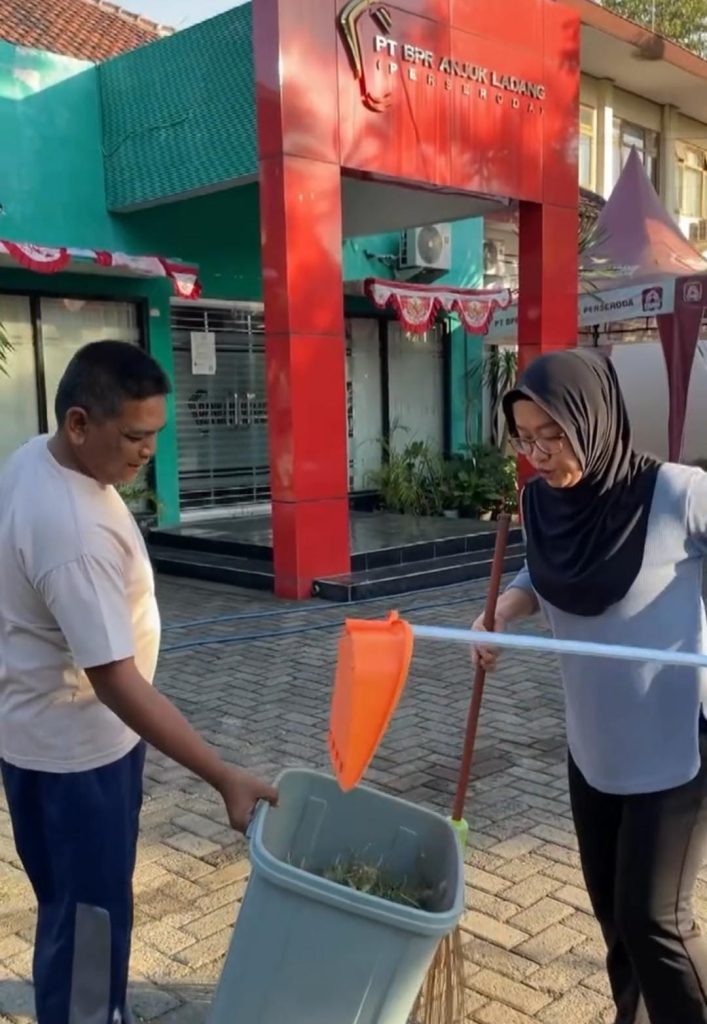 Bank Anjuk Ladang Turut Serta Sukseskan Gerakan Kerja Bakti Serentak dalam Rangka HUT Ke-81 RI